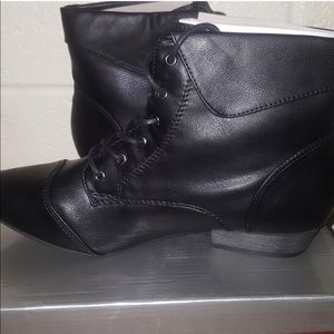 Breckelle’s black ankle boots